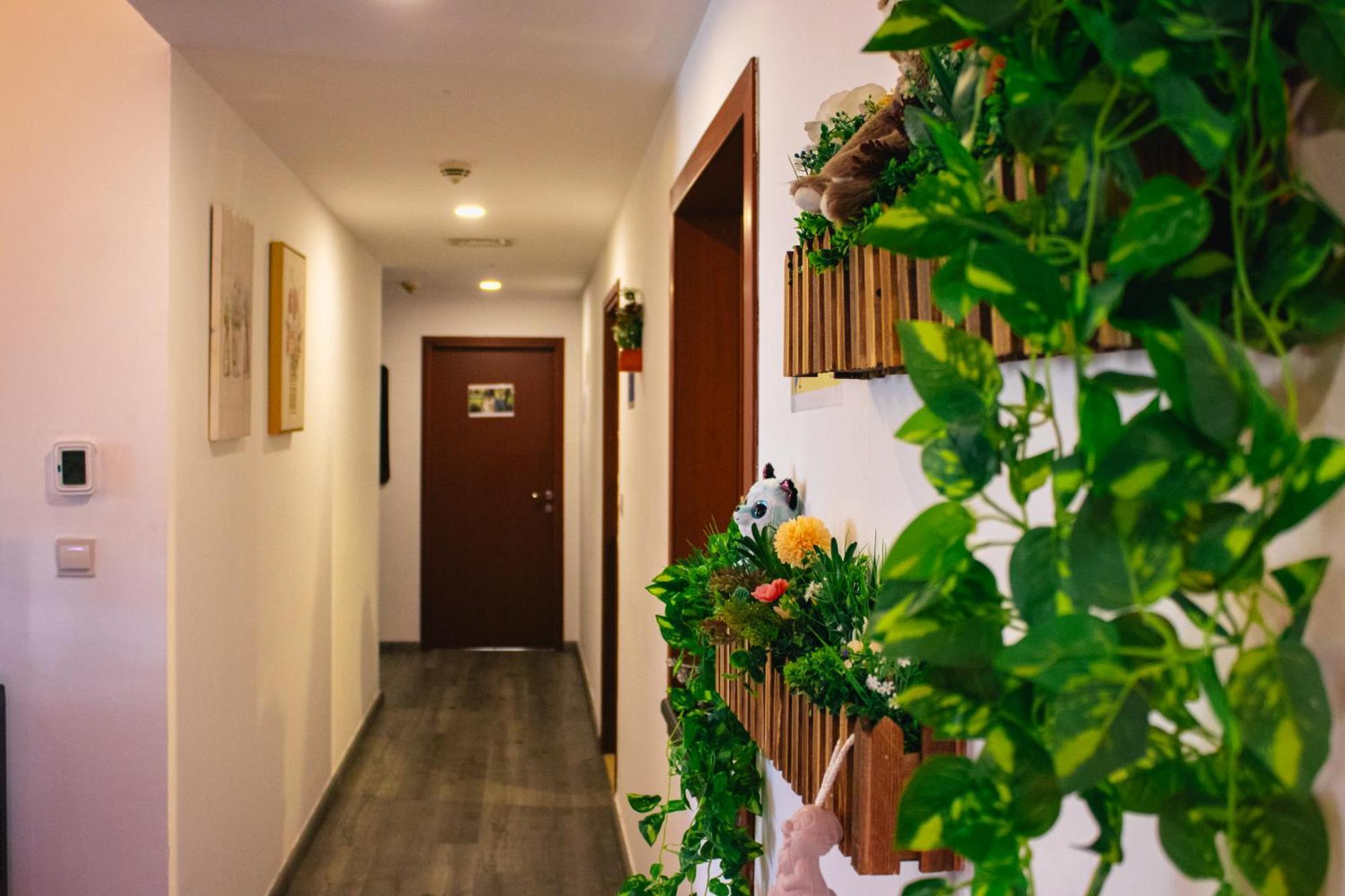 Lunar Hostel 96 Dubai Exterior photo